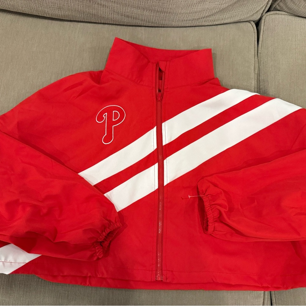 Red and White women’s cropped windbreaker with Phillies “P”. Size medium ❤️🤍⚾️